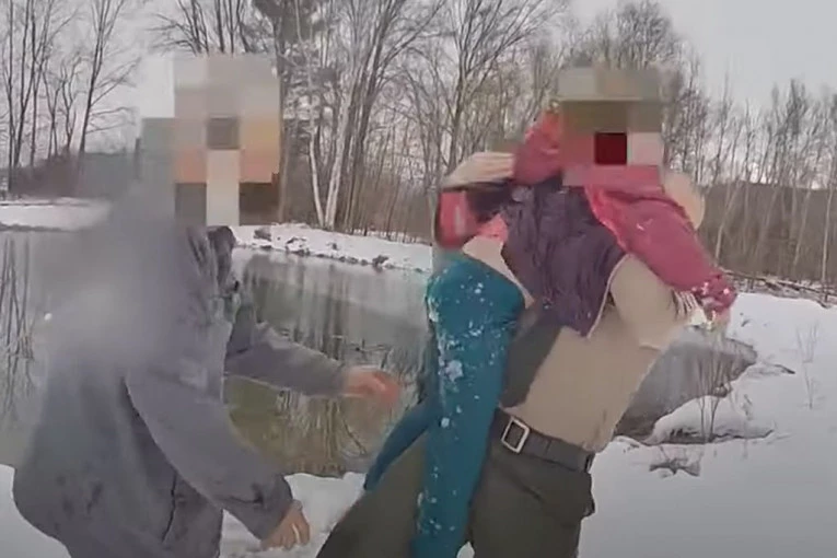 SESTRE OD 8 I 10 GODINA UPALE U ZALEĐENO JEZERO: Ova priča o spasavanju će vam izmamiti suze (VIDEO)