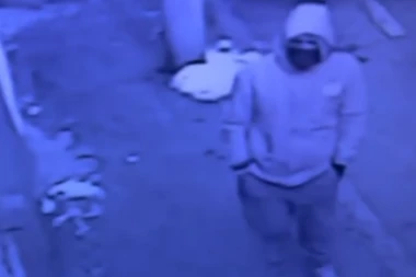 KAMERA SNIMILA LOPOVA SA DORĆOLA! Dobro pogledajte SNIMAK, ukrao je bicikl u 7 ujutru (VIDEO)