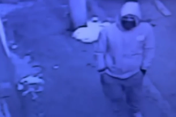 KAMERA SNIMILA LOPOVA SA DORĆOLA! Dobro pogledajte SNIMAK, ukrao je bicikl u 7 ujutru (VIDEO)