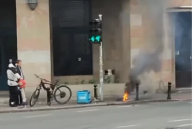 DOSTAVLJAČI VOLTA TEMPIRANE BOMBE: Eksplozija baterije bicikla na uglu Cetinjske i Svetogorske! (VIDEO)