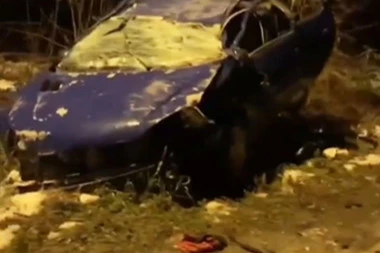 AUTOMOBIL U POTPUNOSTI SMRSKAN! Stravičan snimak udesa kod Obrenovca, neverovatno da nema poginulih! (VIDEO)