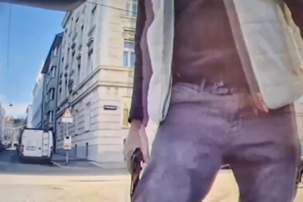 MLADIĆ (19) IZ BIH PRETIO PIŠTOLJEM VOZAČU! Drama u Beču, raskrinkao ga snimak, odmah se predao policiji! (VIDEO)