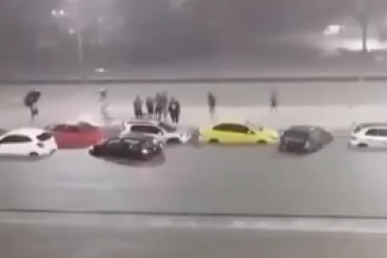 UŽAS U RIO DE ŽANEIRU: Poplave odnele 11 života, grad pod vodom, traga se za nestalima! (VIDEO)