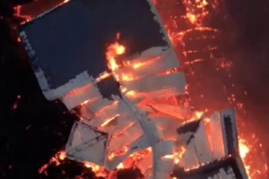 KATASTROFA NA ISLANDU! Lava GUTA GRAD, kuće gore na sve strane! Stanovnici u suzama mole za pomoć (VIDEO)