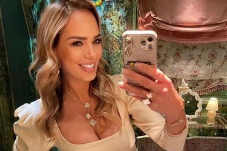 MARIJANA MATEUS LUMPOVALA S CECOM RAŽNATOVIĆ U KAFANI: Dubokim dekolteom i golim stomakom prkosila minusu, muškarci na aparatima! (FOTO)