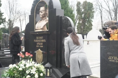 POTRESNE SCENE NA NOVOM GROBLJU: Ceca ljubi Arkanov grob, Veljko ne može da SAKRIJE TUGU! (FOTO)