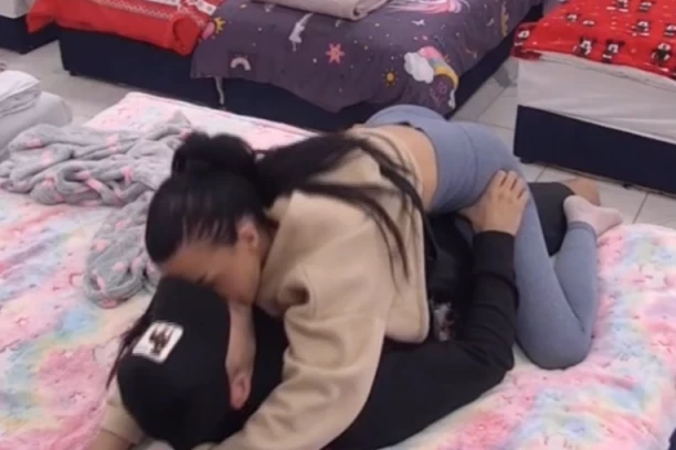 ANITA JAŠE ANĐELA USRED BELA DANA: Izmenjali poze pred punom sobom, Ranković pokazao NOVI FETIŠ!