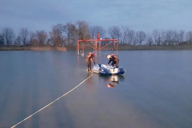 DVE DEVOJČICE UPALE U ZALEĐENO JEZERO! Drama kod Sombora - reagovao specijalni tim za spasavanje (FOTO)