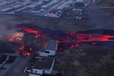 GUŠE SE I PLAČU OD BOLA U OČIMA! Nepredvidivi vulkan na Islandu ponovo šokirao stanovnike, lava prekrila grad! (VIDEO)