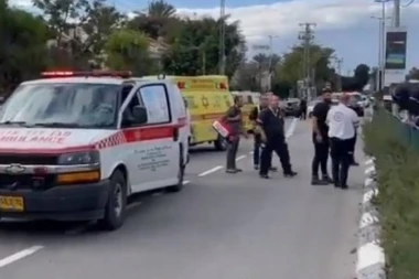 JEDAN ULETEO AUTOM U GRAĐANE, DRUGI IH NAPAO NOŽEM! Krvoproliće kod Tel Aviva, prvi snimci pokazuju sav užas (VIDEO)