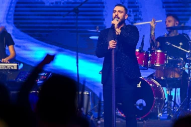 Neviđeni štimung na Kopaoniku: Darko Lazić i Andreana Čekić zapalili planinu za Srpsku Novu Godinu!