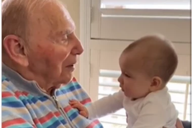 VIDEO JE RASTOPIO SVA SRCA: Deda koji je BOLESTAN i ne govori je OVO uradio kada je ugledao praunuku (VIDEO)