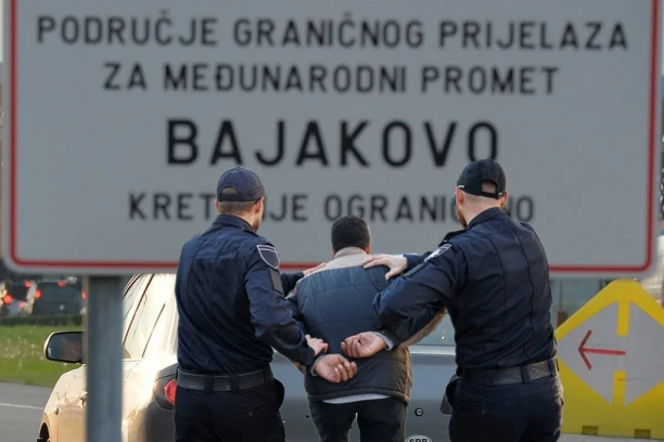 SRBIN UHAPŠEN NA BAJAKOVU ZBOG KAPE: Muškarca zaustavili zbog kontrole, a onda otkrili da NOSI OVO!