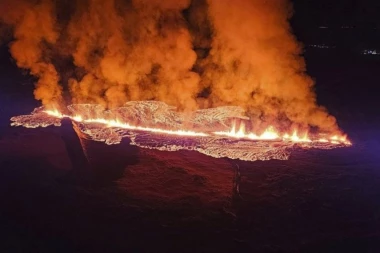 ŠTA BALKANCU PADNE NA PAMET - NE MOŽE NIKOM! Vulkan na Islandu PRAVI HAOS, on peče PICU na lavi umesto da beži: POGLEDAJTE! (VIDEO)