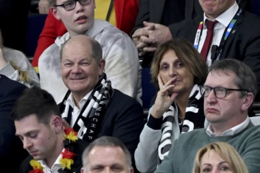 SKANDAL U BERLINU:  Kancelar Šolc izviždan pred hiljadama ljudi!