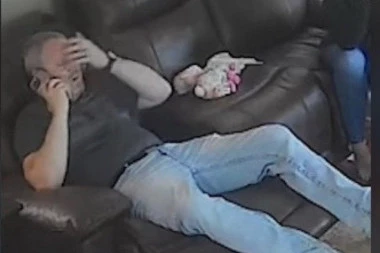 TATA JE TELEFONIRAO, A DECA SU SE IGRALA U SOBI PORED: Zbog scene koja se odigrala pred njegovim očima bio je u totalnoj neverici! (VIDEO)