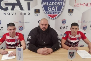 NA MLADIMA SVET OSTAJE: Uoči starta zimskih priprema, sportski direktor crveno-belih predstavio dvojicu novajlija - na njima će se graditi budućnost kluba! (FOTO GALERIJA)