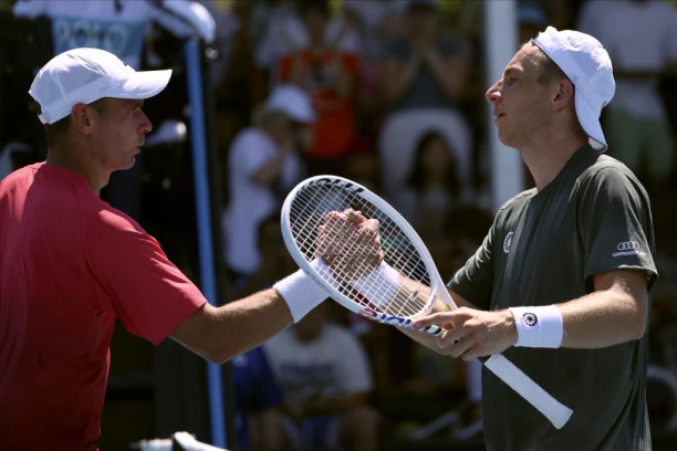 PROVUKAO SE KROZ IGLENE UŠI: Nosilac gubio 2:0 u setovima, pa na kraju slavio! Ostali favoriti gaze u Melburnu!