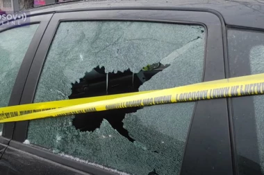 ISPLIVAO PRVI SNIMAK SA MESTA EKSPLOZIJE RUČNE BOMBE U KOSOVSKOJ MITROVICI - Povređene dve osobe, oštećen veliki broj automobila! (VIDEO)