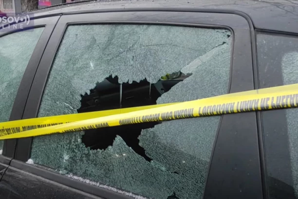 ISPLIVAO PRVI SNIMAK SA MESTA EKSPLOZIJE RUČNE BOMBE U KOSOVSKOJ MITROVICI - Povređene dve osobe, oštećen veliki broj automobila! (VIDEO)