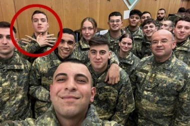 SKANDAL NAD SKANDALIMA! Vojnik u Austriji pokazuje dvoglavog orla, usledila reakcija! (FOTO)