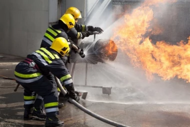DRAMA U OSNOVNOJ ŠKOLI U ŽARKOVU: Požar izazvao opštu paniku kod dece, svi hitno evakuisani!