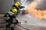 OGROMAN POŽAR BUKTI U LAZAREVCU! STAMBENA ZGRADA U PLAMENU: Kulja gust crni dim, vatrogasci se bore s vatrenom stihijom (VIDEO)