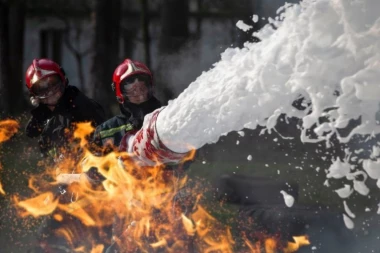 "KRVAVO NEBO" NAD SOMBOROM! Još jedna vatrena stihija besni u Srbiji - plamen se diže nekoliko metara uvis! (VIDEO)
