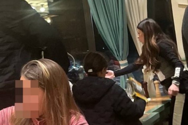 Darko Lazić sa ženom Katarinom i Ana Sević sa suprugom uhvaćeni zajedno na zimovanju