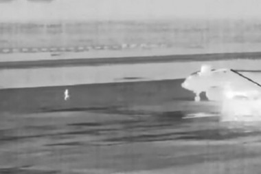 MOTOR GA USISAO KAO KRPU! Objavljen TRAGIČAN snimak sa piste, putnik preminuo dok je trčao za avionom (VIDEO)
