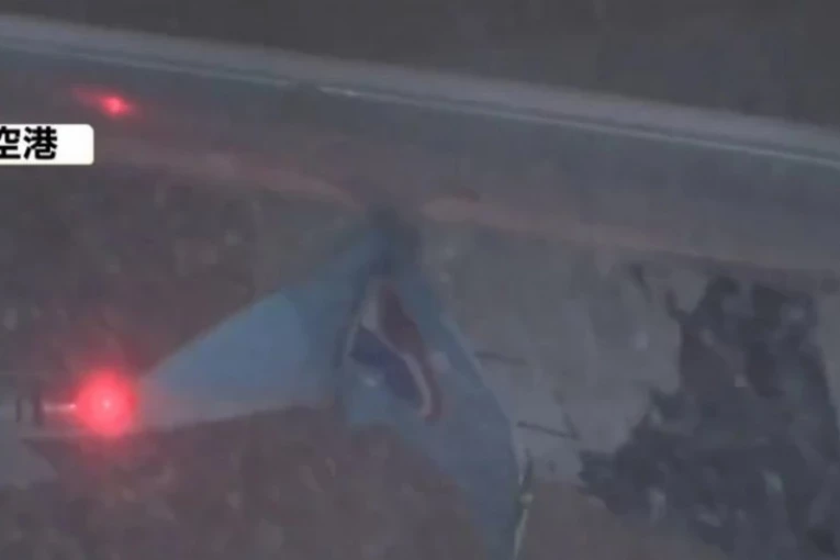 POGLEDAJTE DRAMATIČNE SNIMKE! Na aerodromu u Japanu došlo do sudara dva aviona (VIDEO)