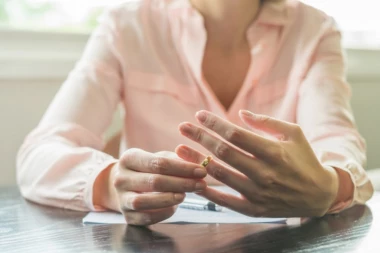 ŽENA NIJE MOGLA DA SKINE PRSTEN SA RUKE, PA POZVALA VATROGASCE! Primili neverovatan poziv, a OVO je epilog drame!