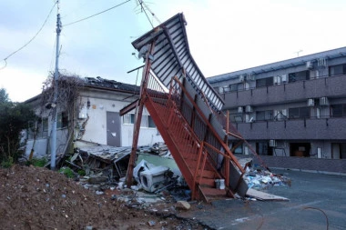 DRAMA U NIŠU: Urušio se sprat zgrade u izgradnji, radnici stoje na armaturi (FOTO)