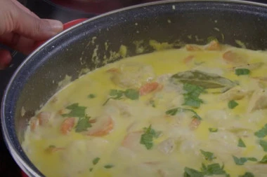 RUČAK KOJI ĆETE PRAVITI BEZ PRESTANKA: Sočna piletina u sosu - JEFTINO, a zasitno!