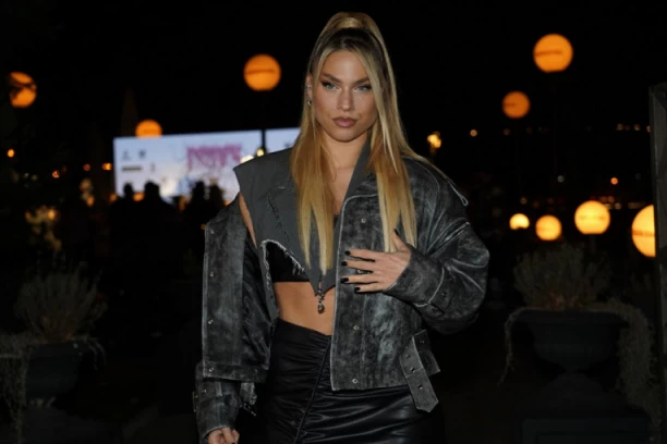 KSENIJA KNEŽEVIĆ U MINIJATURNOJ HALJINI DUBOKOG DEKOLTEA, I TO NA SNEGU: Svi se pitaju šta joj je to ispod haljine?! (FOTO)