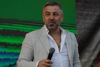 NAŠEM PEVAČU PUKLE PANTALONE NA NASTUPU: Sve se videlo, propao u zemlju od BLAMA!