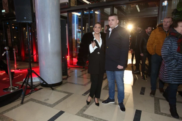 DŽEJEVA ĆERKA STIGLA NA PREMIJERU FILMA O OCU: Pojavila se u pratnji OVOG ČOVEKA! Da ti srce pukne (FOTO)