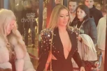 TEA TAIROVIĆ SA DEKOLTEOM DO PUPKA NA PREMIJERI FILMA "NEDELJA": Pevačica u pratnji majke pokazala čime raspolaže, svi su se za njom okretali!