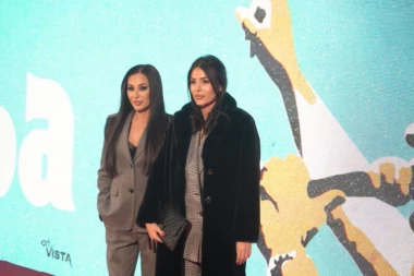 CECA RAŽNATOVIĆ STIGLA NA PREMIJERU FILMA ,,NEDELJA": Pevačica u pratnji ćerke se pojavila u OVOM izdanju! (VIDEO)