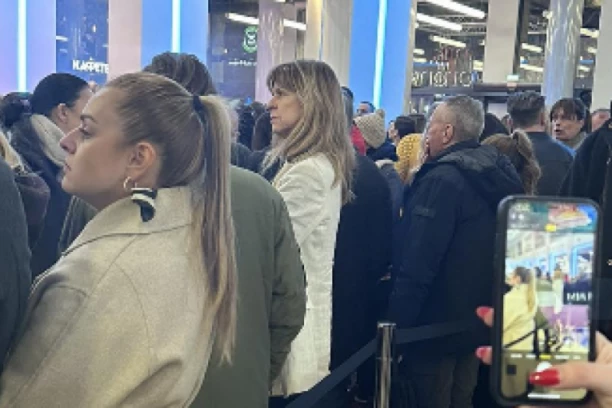 UDOVICA ŽARKA LAUŠEVIĆA NA PREMIJERI FILMA "NEDELJA": Prvo pojavljivanje Anite Laušević nakon tragedije! (VIDEO)