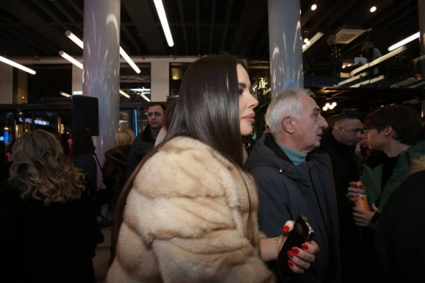 CECINA SNAJKA U USKOJ HALJINI NA PREMIJERI FILMA ,,NEDELJA": Bogdana izdominirala u OVOM izdanju!