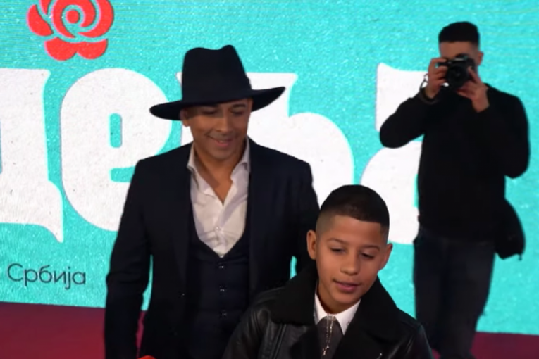 Alen Selimi peva pesmu "Nedelja" na premijeri filma o Džeju