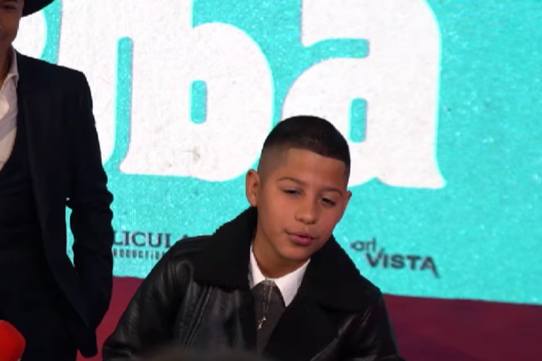 Alen Selimi peva pesmu "Nedelja" na premijeri filma o Džeju