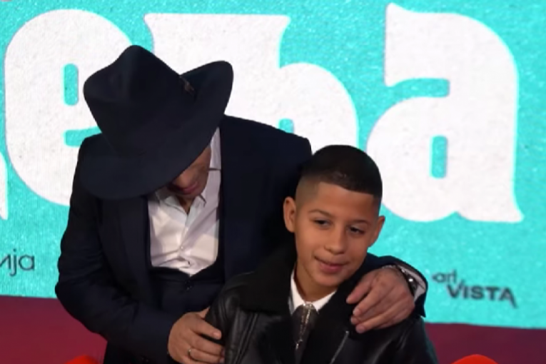 Alen Selimi peva pesmu "Nedelja" na premijeri filma o Džeju