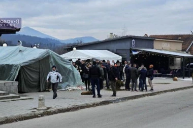 POČELO POTPISIVANJE PETICIJE ZA SMENU HETEMIJA: Okupljaju se građani u Leposaviću, obišli ih i pripadnici Kfora (FOTO)