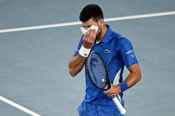 ĐOKOVIĆ ŠOKIRAO POTEZOM! Otkriveno šta se KRIJE iza papirića koji je Nole PODIGAO s poda! (VIDEO)