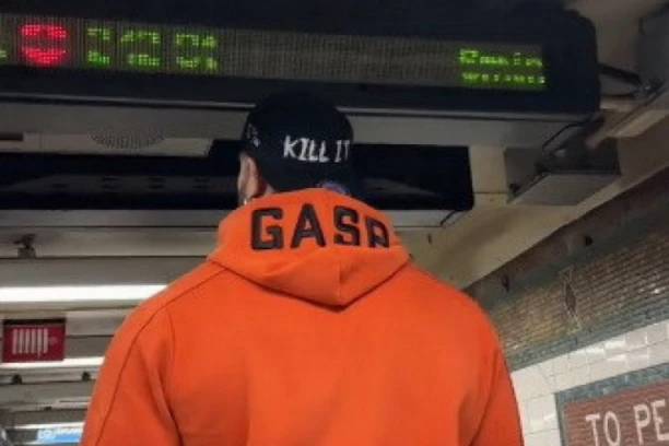 LJUDI SU ZAPANJENO GLEDALI U LUKASA: Gde god se pojavi sve oči su uprte u njega, a u pogledu im se nazire strah! (VIDEO)