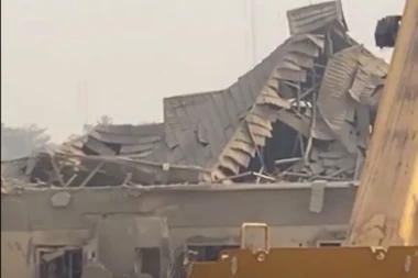 PRVO SU ČULI PRASAK, PA KAO POMAHNITALI NAPUŠTALI SVOJE DOMOVE! U razornoj eksploziji u Nigeriji povređeno 80 osoba, mrtva tela POSVUD!