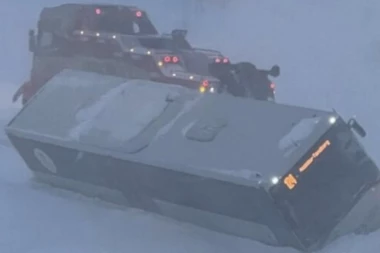 VOZOVI I AUTOBUSI ZAGLAVLJENI, LJUDI IZLAZE NAPOLJE KROZ PROZOR! Sneg i mećava ZATRPALI evropsku prestonicu, ovo se nikada nije dogodilo (VIDEO)