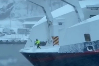 LJUDIMA JE ZASTAO DAH KAD SU GA VIDELI: Čovek je opušteno čistio sneg iako je svake sekunde mogao da padne s broda u ledenu vodu! (VIDEO)